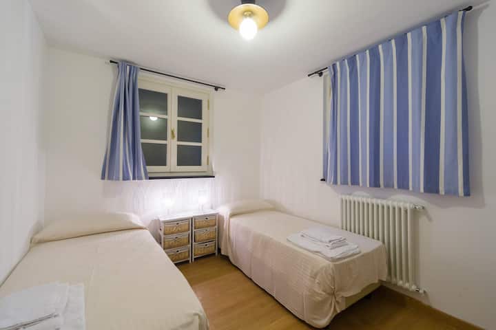 Slaapkamer met twee eenpersoonsbedden op de benedenverd