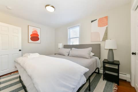 ROOMY 2 BED: KING BEDS, PARKING, IN-UNIT LAUNDRY