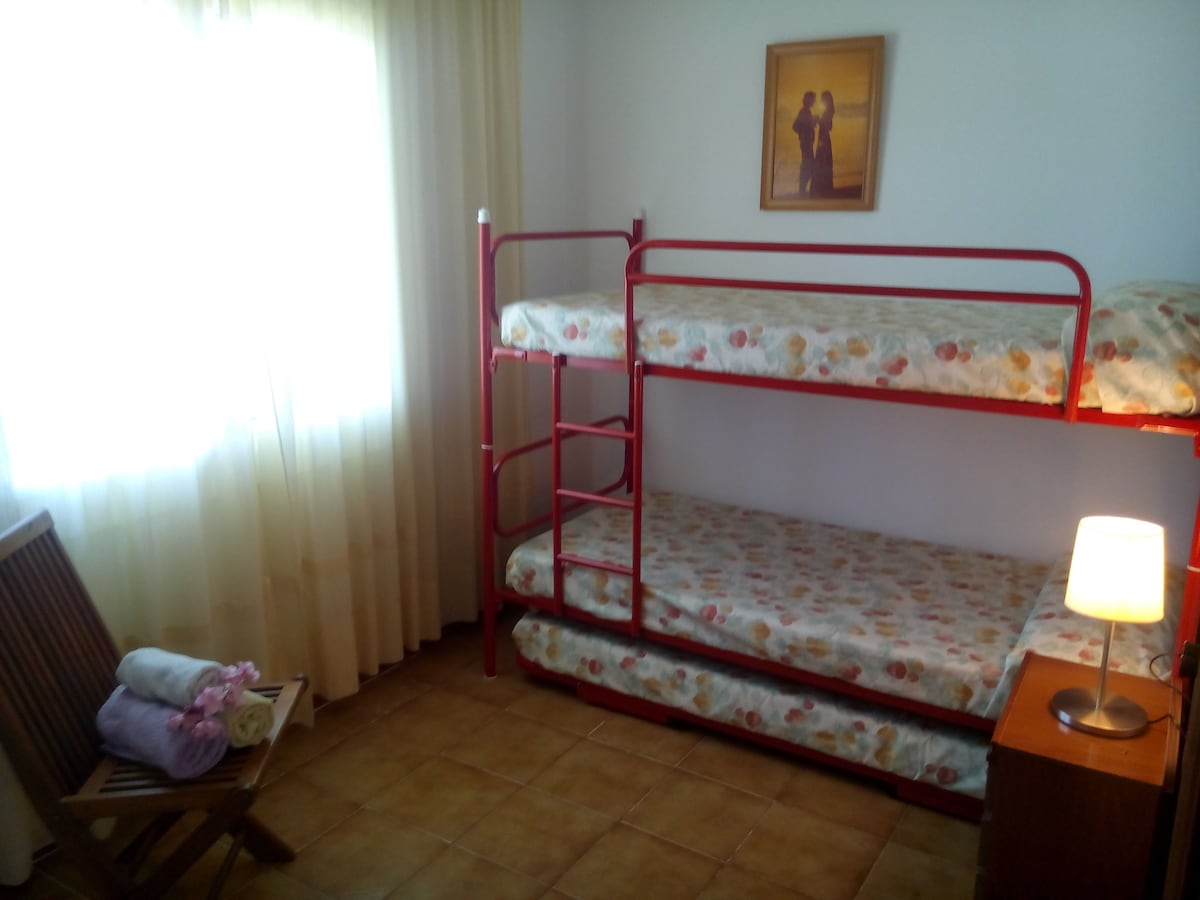 Izba na 2. poschodí s 3 lôžkami