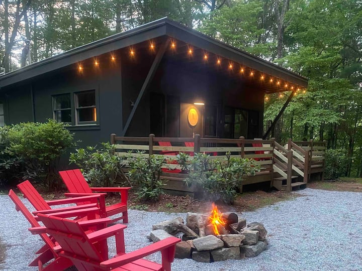 Little Woodchuck Hot Tub+Fire Pit+Family Friendly Cabins for Rent in