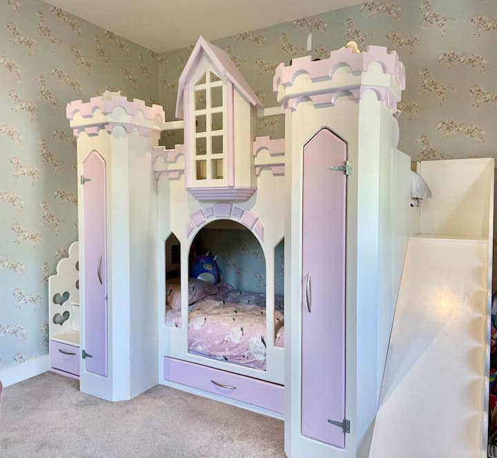 חדר ילדים עם מיטות קומתיים