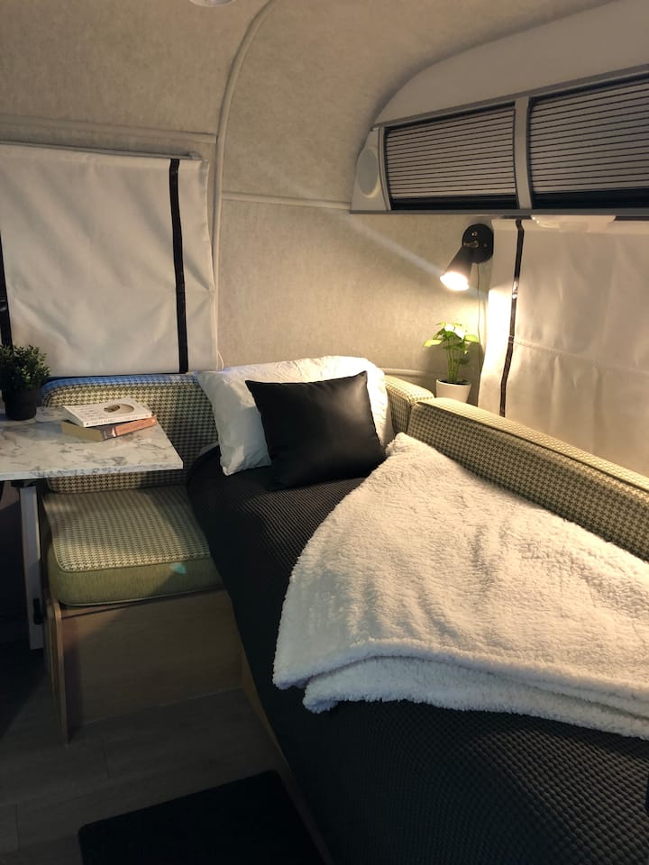 寝具とトッパーはツインベッドとして設定されており、最小限の準備が必要です。 