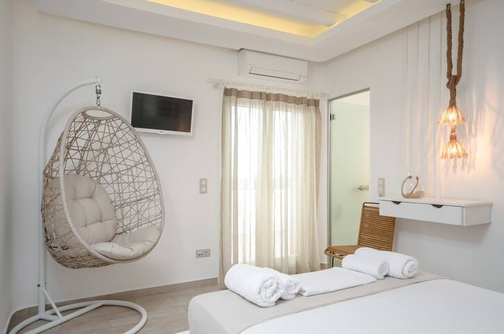 Naxos villas/2 villas/6 bedrooms/pool gallery image 3