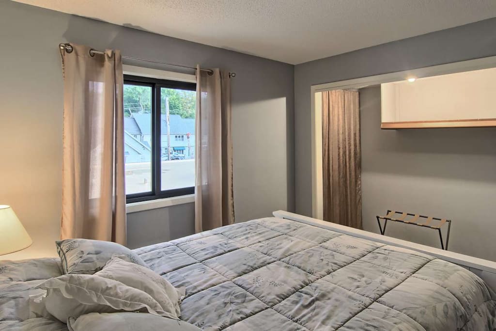 Bedroom 1 (Queen Bed)