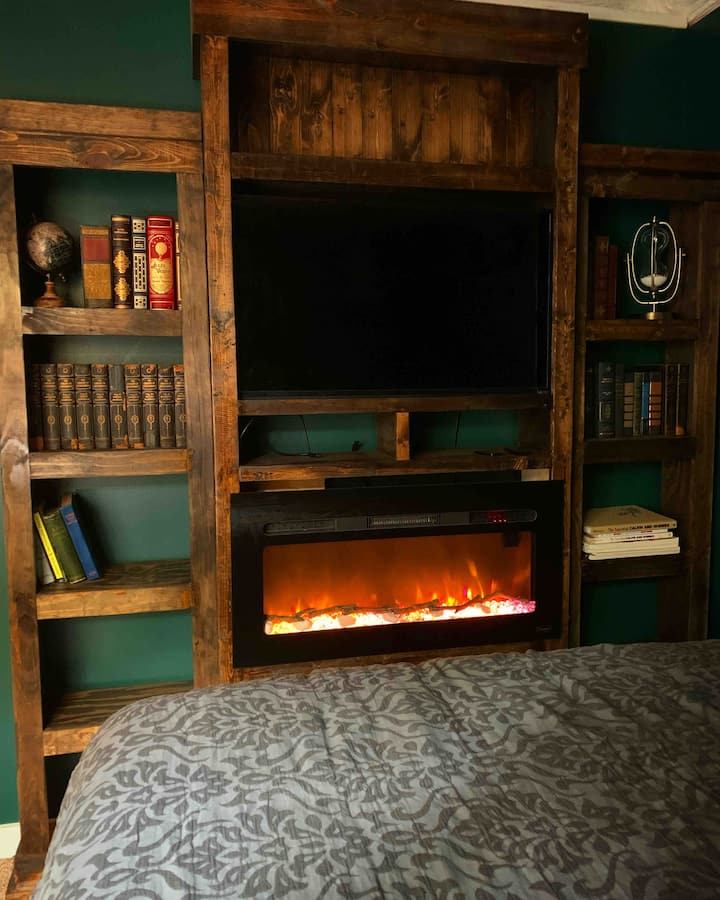 The Gentleman’s Library room comes with a desk, fireplace and a TV. Enjoy reading one of the leather bound classics. 