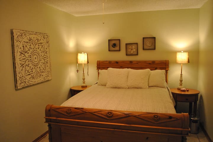 Спална соба 1 опремена со брачен кревет (широк 150-179 см) и целосна бања. Се наоѓа веднаш до кујнскиот простор на приземјето.