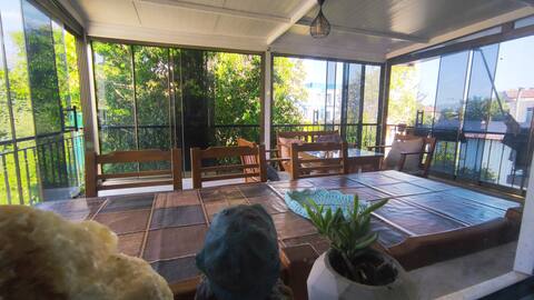 Geniş cam balkonlu ve bahçeli ev
