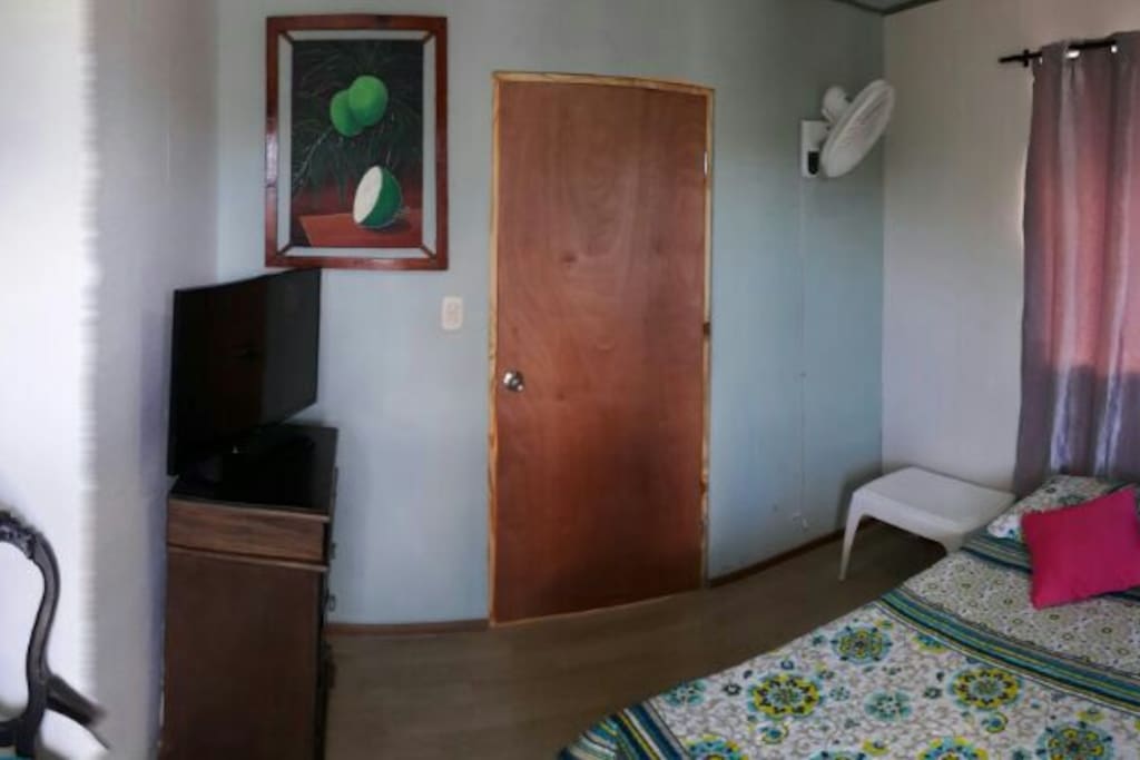 Habitación con cama doble y balcón, puede incluir un sofá cama, para que estén cómodos tres personas conocidas.