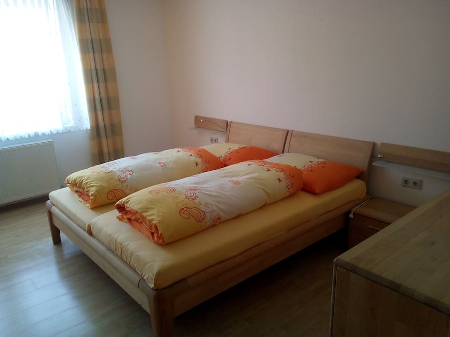 Schlafzimmer 1