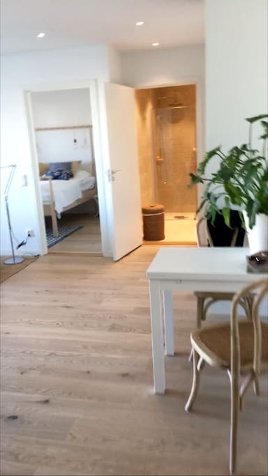 Välkomnande hall med sitt-ned-plats