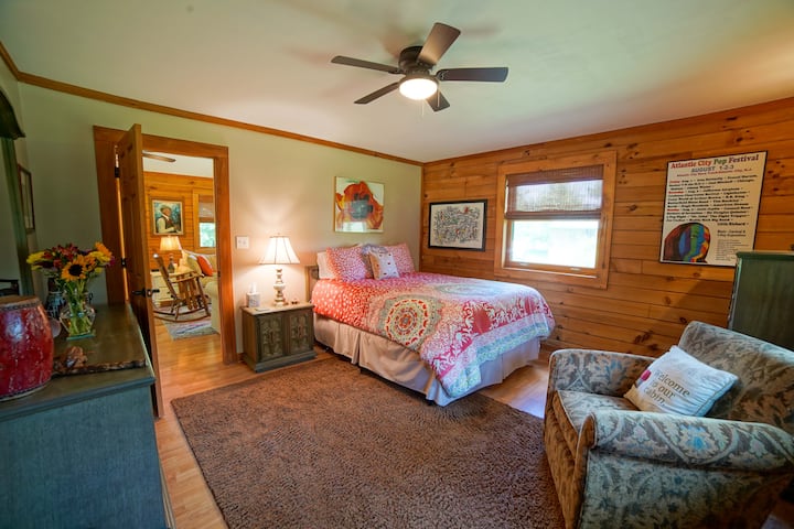 Master bedroom, queen bed