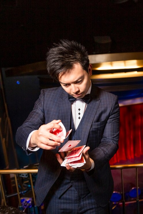 Show full-screen, host-provided image