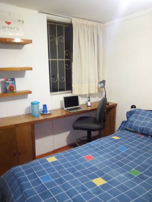 Recamara con mueble/escrito, cajones, un amplio closet y una cama matrimonio y una cama supercokñods
