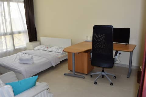 Grosses Zimmer mit Bad (EG)