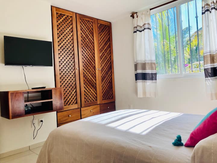 Druhá spálňa vybavená televízorom a klimatizáciou