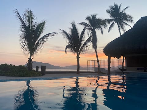 Casa Entera 1,000m2 Beachfront on the beach