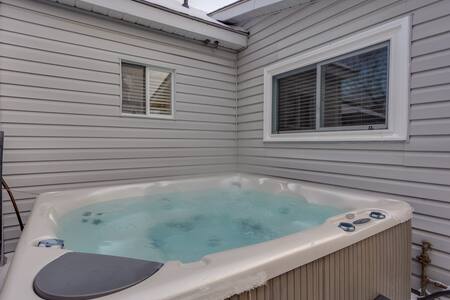 Little Green Door, Downtown Collingwood