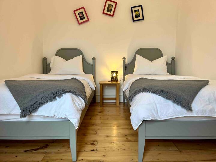 Ukubwa kamili wa vitanda pacha 3’.  Matandiko ya watoto pia yanapatikana!