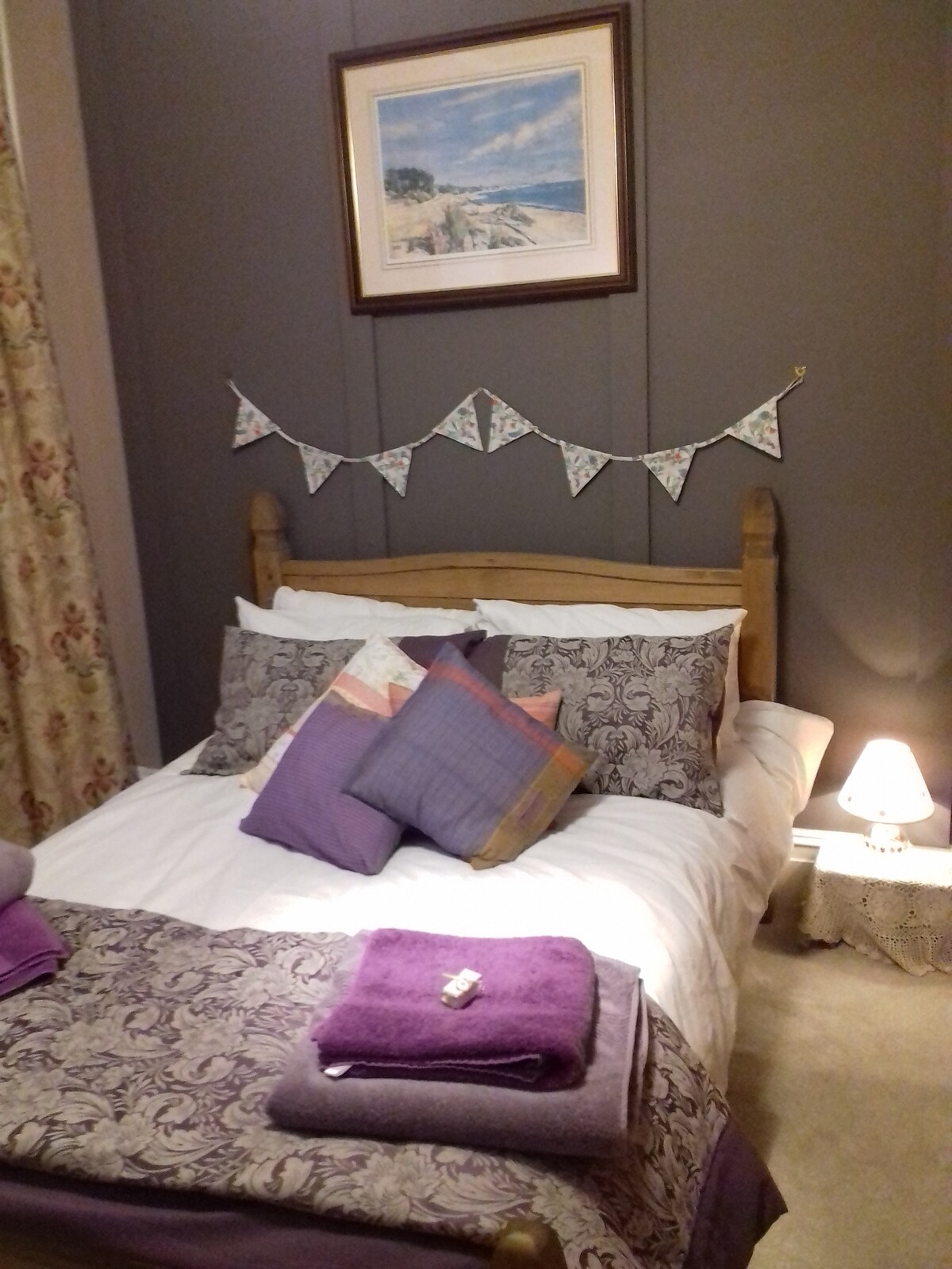 Izba pre hostí 2. Útulná spálňa s manželskou posteľou, uterákmi a mydlom „Love from Shetland“. 