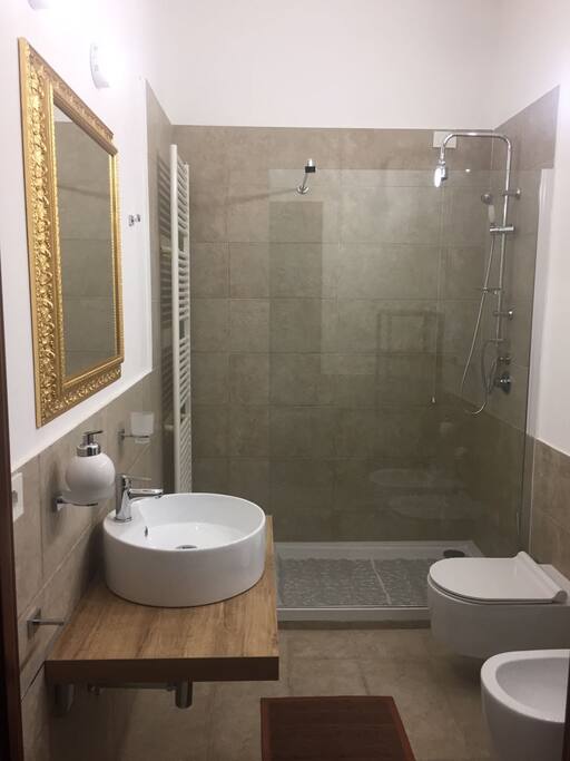 Bagno con grande doccia