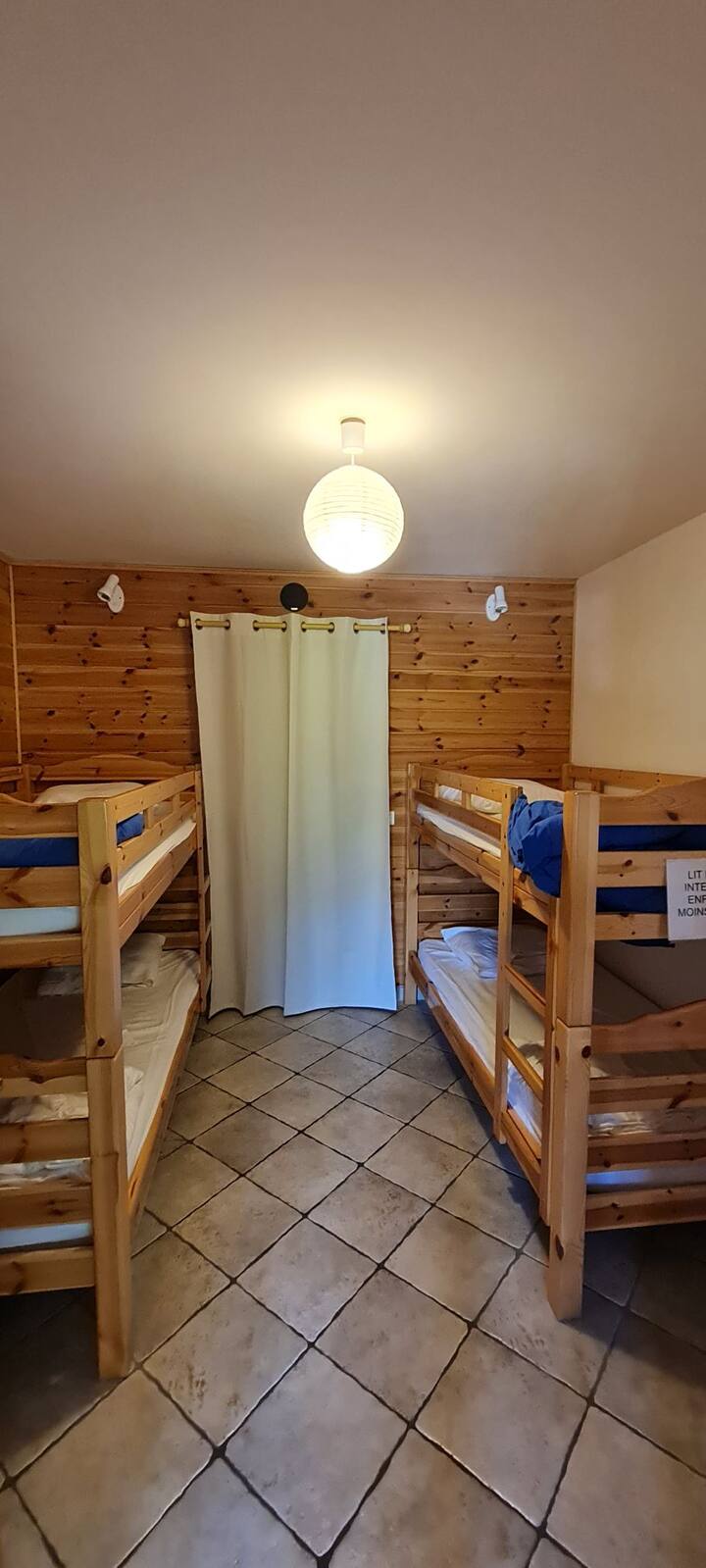 Una habitación con cuatro camas superpuestas 