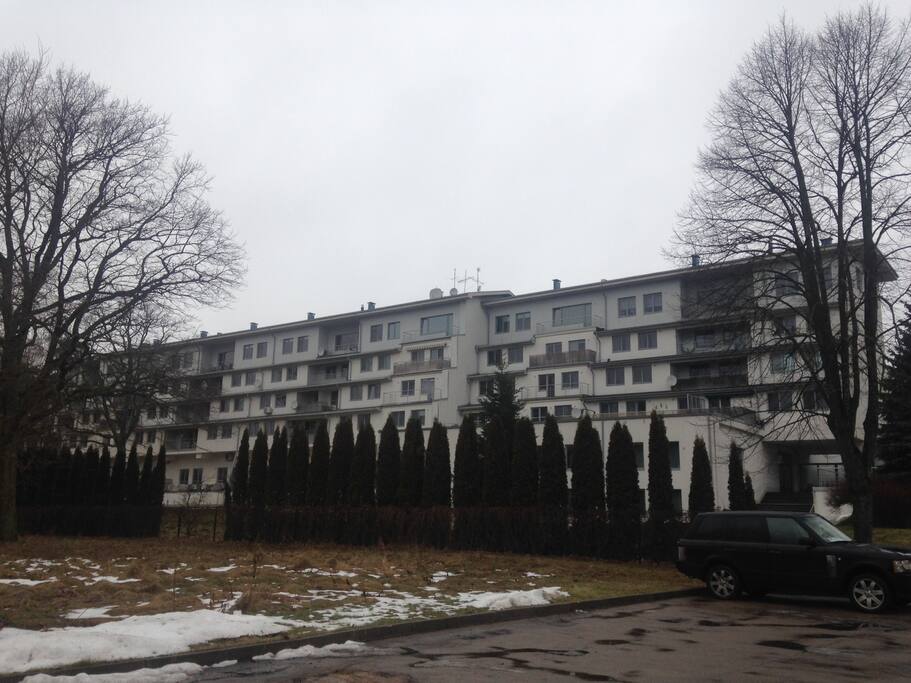 Дом, ограждённая территория