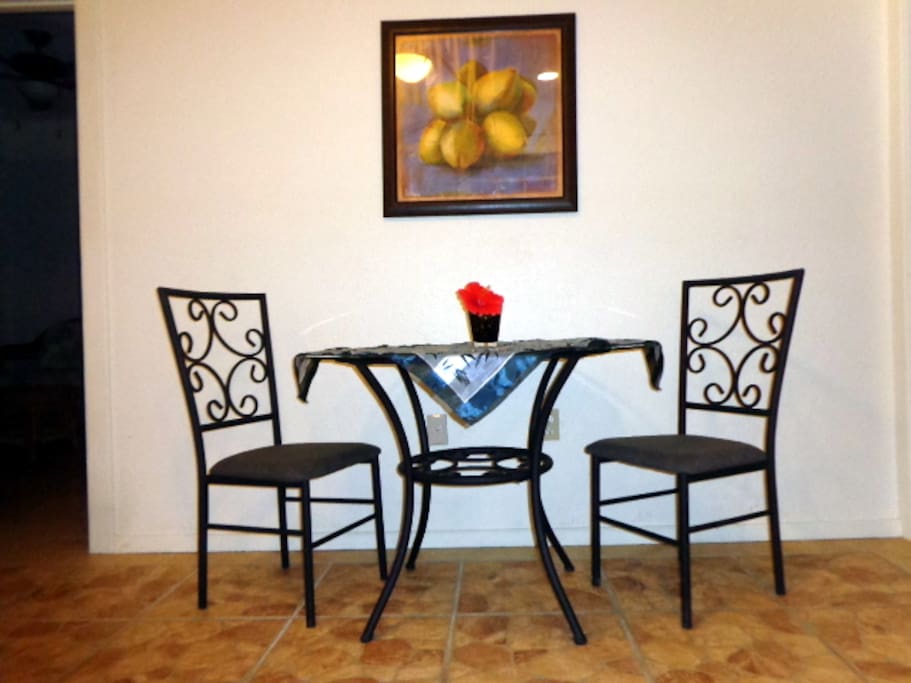 Intimate dining bistro style~