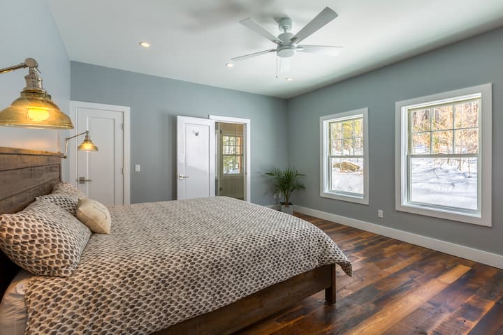 Მთავარი დონის კინგ ‑ ოსტატი, რომელიც აღჭურვილია სააბაზანოთი (საშხაპითა და ერთი ამაოებით).  