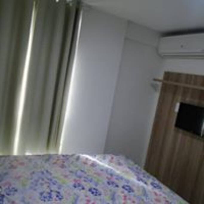 Quarto com tv, net, ar condicionado. Todo mobiliado. Novo.