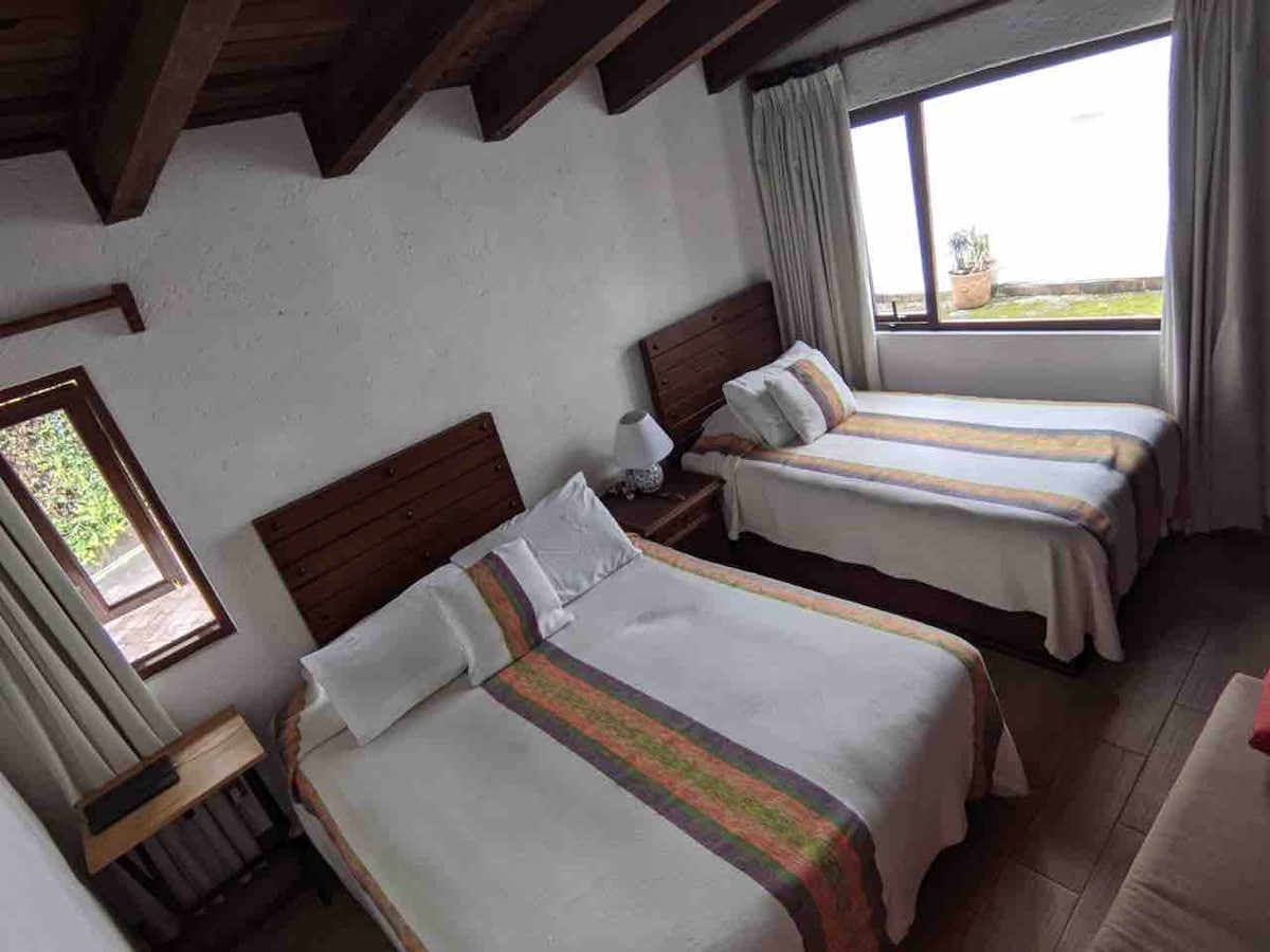 房间可供游客使用，两张标准双人床和一张单人床，让家庭舒适入住。