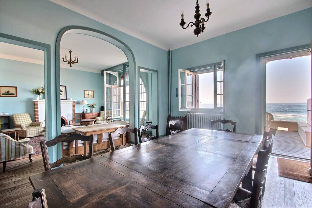 Salle à manger donnant sur la mer