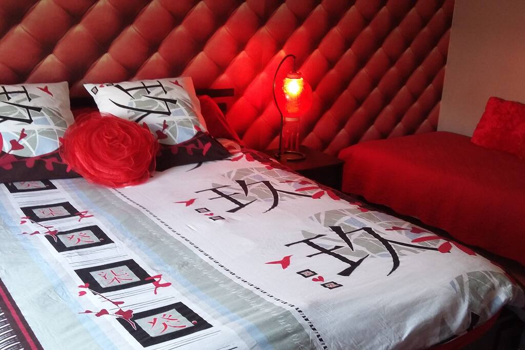 Chambre avec un lit double et un lit simple