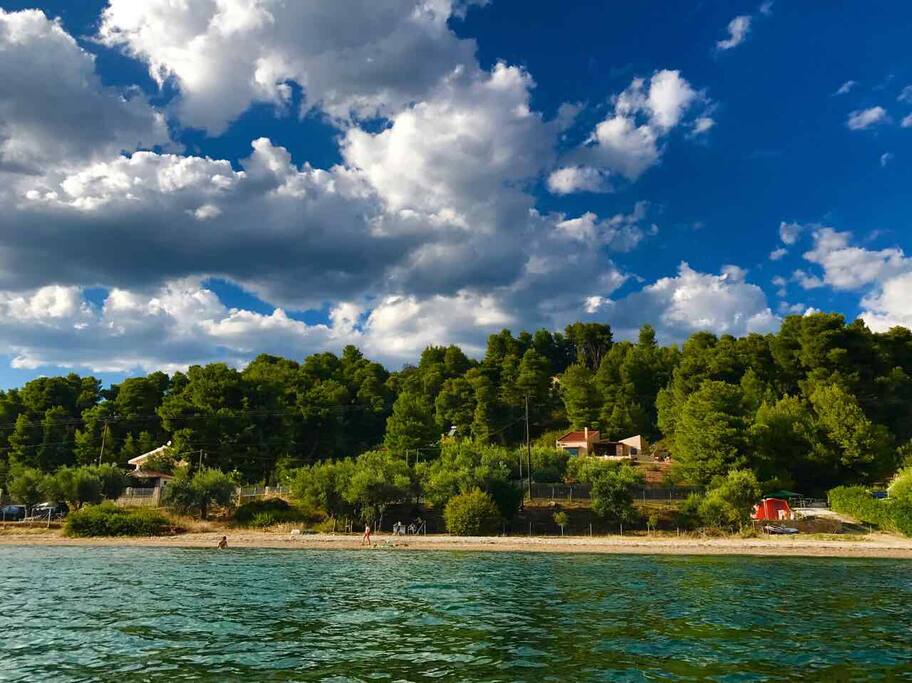 Η villa όπως φαίνεται από τη θάλασσα