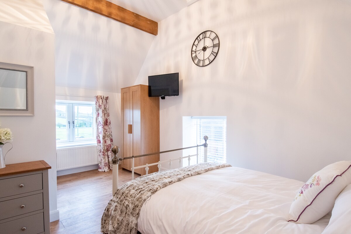 Dormitorio 1 - Anteriormente tienda de granos.
Ropa de cama de lujo de algodón 100% egipcio.