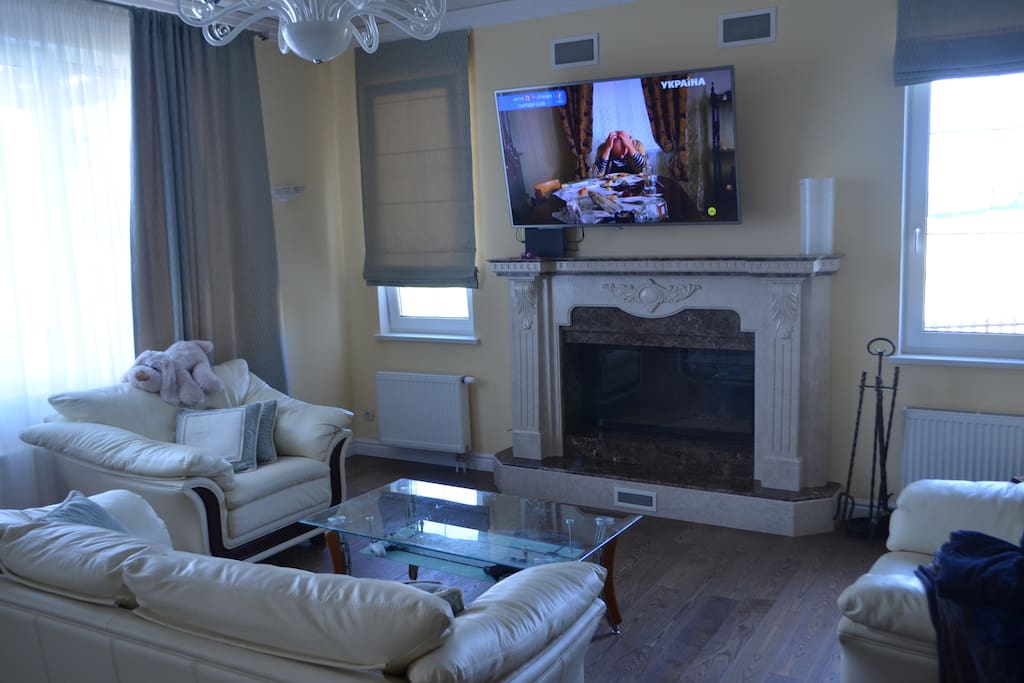 Sitting area by the fireplace, where you can gather your family and watch tv