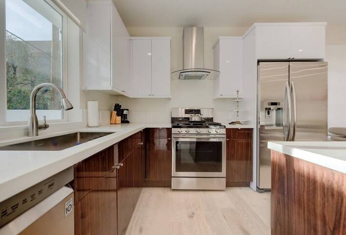 1000sqft Deck!10% OFF PROMO!In doorout door space. gallery image 3