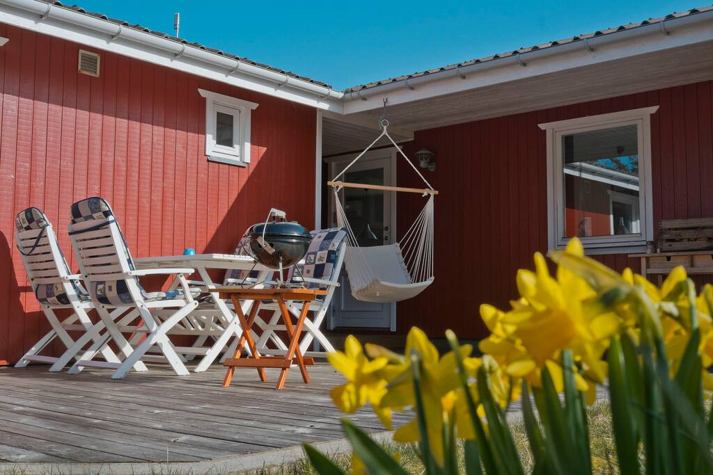 Stor træbelagt terrasse mod Vest.