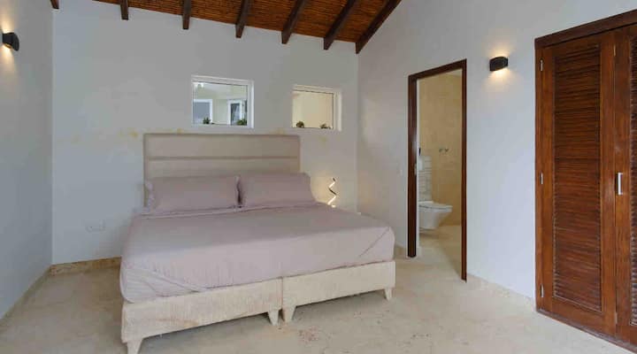 Tercer dormitorio con nueva cama tamaño king/colchón ortopédico con la parte superior acolchada y 4 almohadas /Nuevo baño privado grande con ducha de efecto lluvia y espejo LED.
