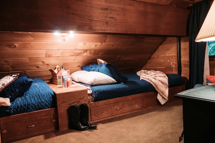 Dormitorio loft #1 con una cama tamaño queen y una cama doble.