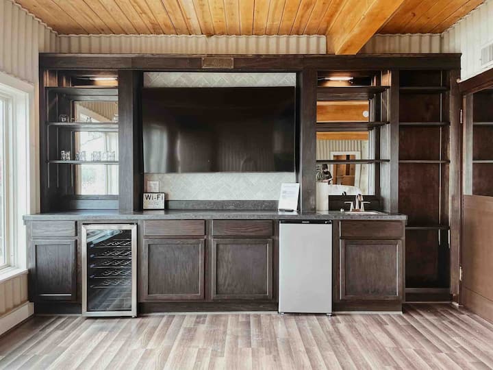 מרתף משופץ עם בר מים חדש לגמרי