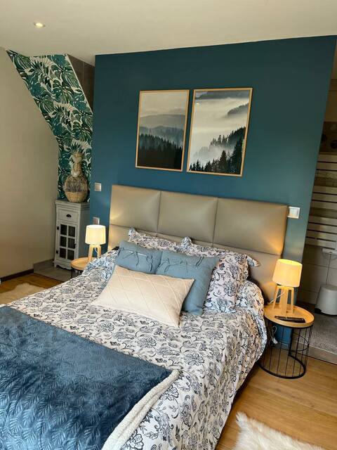 2 bedrooms, breakfast, private floor, terrace, sea view, hot tub.