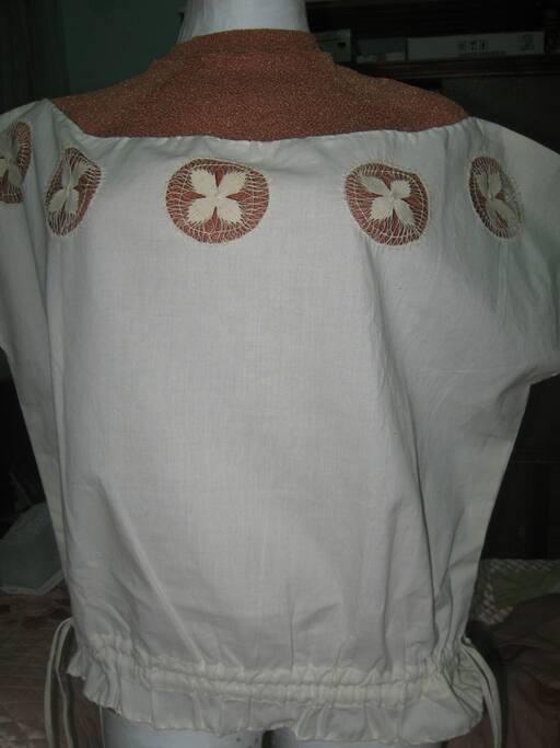 Buza hecha mano con bordados.