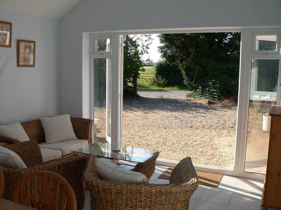 Sun room (dining table)