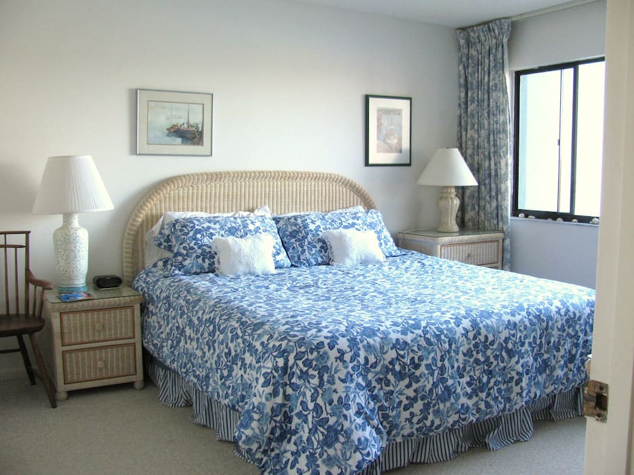 King size bed, large bedroom