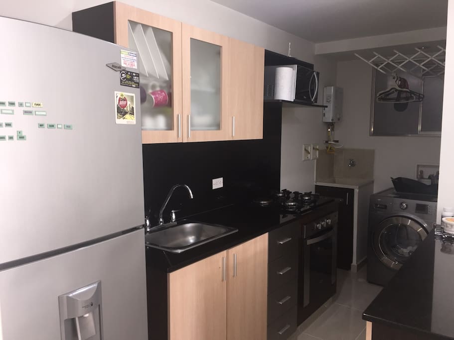 Nevera, cocina, zona de ropas y lavadora/secadora