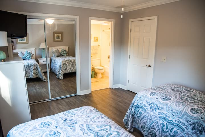 Second bedroom with private bath 