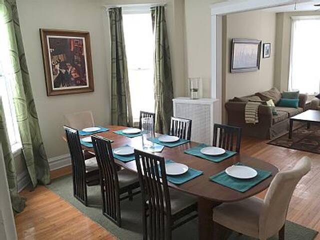 Massive 10 bd/5 ba house in heart of Wrigleyville gallery image 2