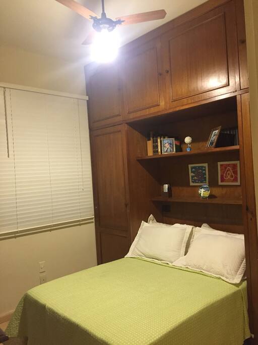 Cama box e ventilador de teto.