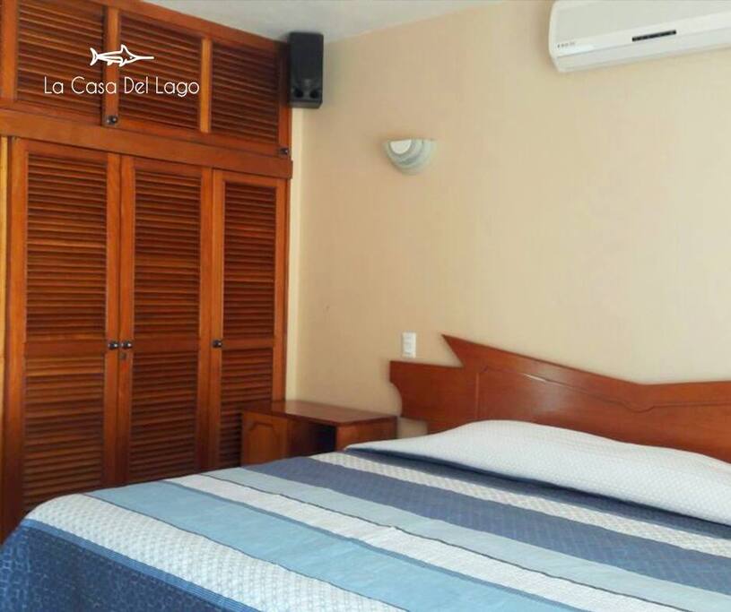Cada habitación cuenta con un gran espacio, con 2 camas de diferente tamaño (king, matrimonial e individual variando en cada habitación), aire acondicionado y clósets de madera de piso a techo de aproximadamente 2.5 metros de largo y 2.5 metros de ancho, para que usted pueda relajarse de la mejor manera.