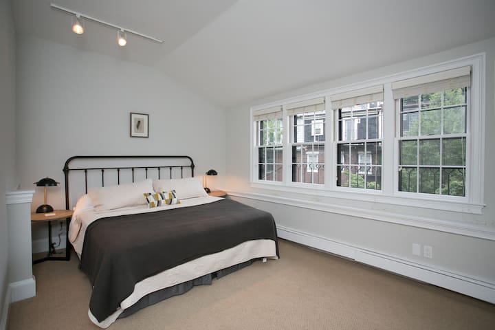 3 Bdrm 2BA Apt Quiet Spotless Parking Top Location